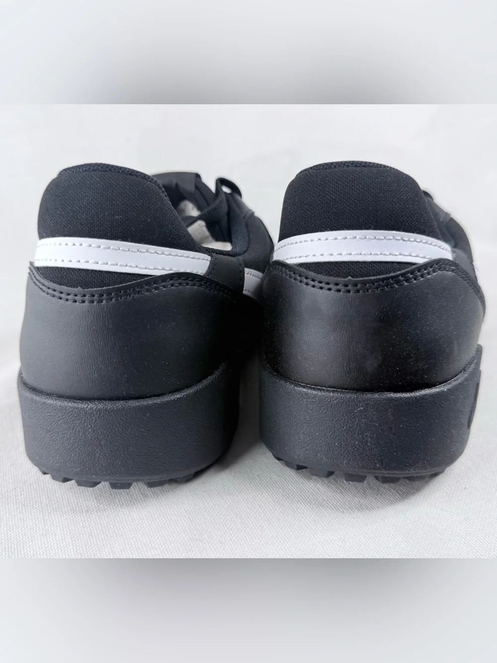 Nike Terra Manta Men’s 11 Black and White Low-Top Sneakers